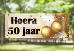 Spandoek Hoera 50 jaar gouden ballonnen