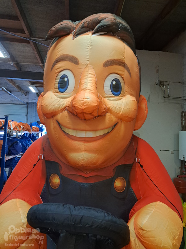 Gezicht van opblaasbare man op kart