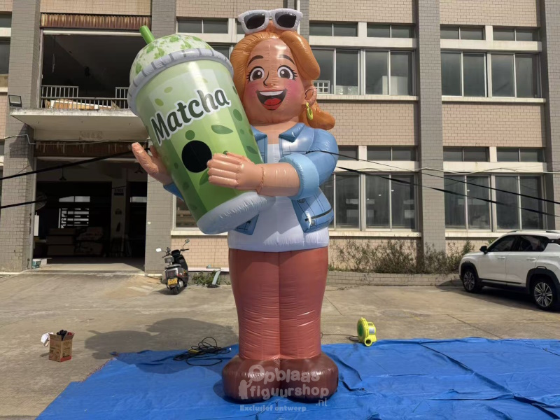 opblaaspop met een matcha latte